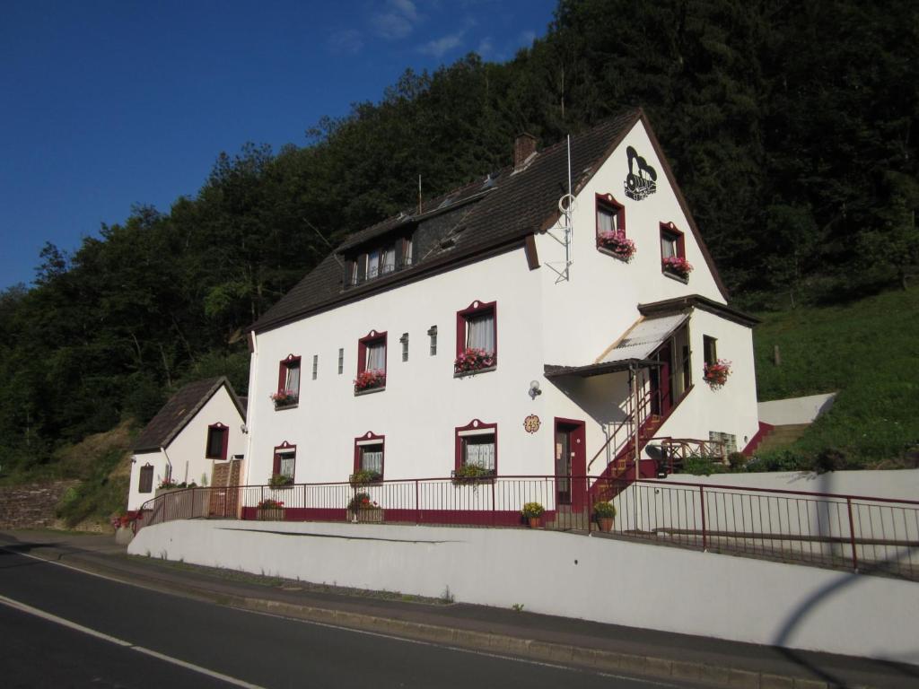 Hotel Gastehaus Am Fels Altenahr Exterior foto
